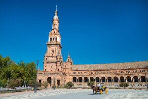 Tower and horse and carriage at Spain Square, Plaza de Espana, in Sevilla Tower and horse and carriage at Spain Square, Plaza de Espana, in Sevilla, Andalusia, Spain